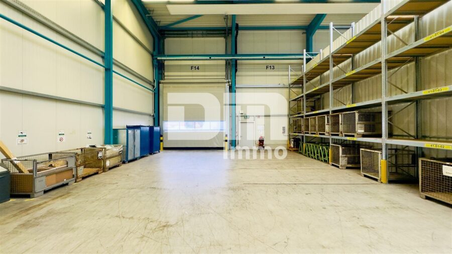 Moderne Produktions- & Lagerhalle mit Bürotrakt / Sozialräumen und Freiflächen in Kassel-Waldau - Zufahrt / Folientor 5x5 m